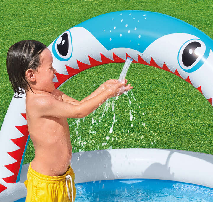 Kleiner Junge spielt mit Bestway Planschbecken Scharktastic 1200x1140